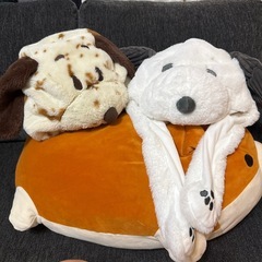 スヌーピーの被り物とぬいぐるみの画像