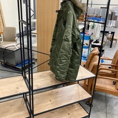 【kj200】美品 棚付き ハンガーラック コートラック オフィスからお部屋にも ブラックスチール×木目調棚板  オープンラック 収納　検)一人暮らし　ファミリー　冷蔵庫　洗濯機　オフィス　事務　テーブル　ラック　収納　家具　ソファ ダイニング 食器棚 キッチンの画像