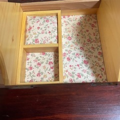 レトロな木製ソーイングボックスの画像