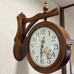 木製の壁掛け時計の画像