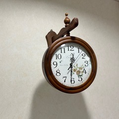 木製の壁掛け時計の画像