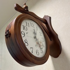 木製の壁掛け時計の画像