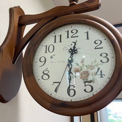 木製の壁掛け時計の画像