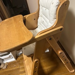木製ベビーチェア(ハイチェア)高さ調整可能、股ベルト付き(※おまけでクッションつき)の画像