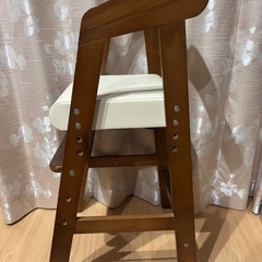 木製ベビーハイチェアの画像