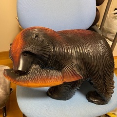 産木製クマと魚の彫刻の画像
