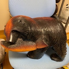 産木製クマと魚の彫刻の画像