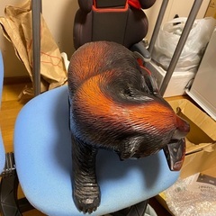 産木製クマと魚の彫刻の画像