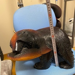 産木製クマと魚の彫刻の画像