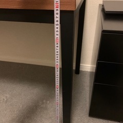 シンプルでスタイリッシュなブラウンの 木製デスク。幅160cm×縦60cm×高さ 72cmの画像