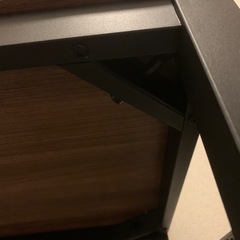シンプルでスタイリッシュなブラウンの 木製デスク。幅160cm×縦60cm×高さ 72cmの画像