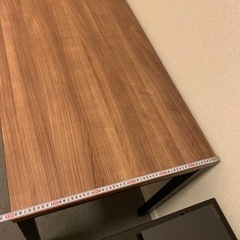 シンプルでスタイリッシュなブラウンの 木製デスク。幅160cm×縦60cm×高さ 72cmの画像