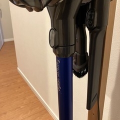 dyson ステック掃除機　v6 fluffy一式+スタンの画像
