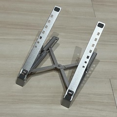 シルバー スタンド ノートパソコン タブレット 端末 角度調整 持ち運び PCの画像