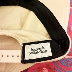 ルシアンペラフィネのピンク色キャップ（ユニセックス）の画像