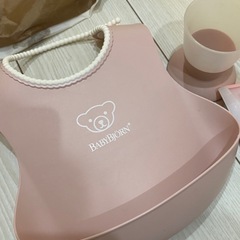 ベビービョルンのエプロンとコップセットとオマケの画像