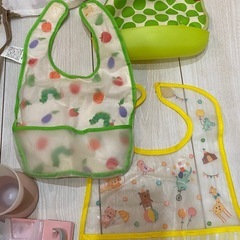 ベビービョルンのエプロンとコップセットとオマケの画像