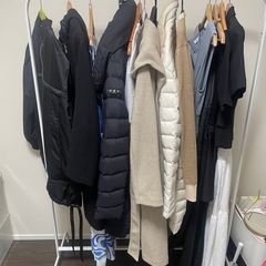 白ハンガーラックの画像