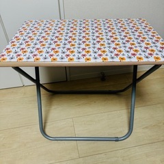 折りたたみテーブルの画像