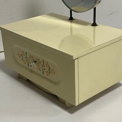 レトロ 花柄装飾のクリーム色 卓上ミラー 木製 鏡 ミニドレッサー アンティーク 希少 レア　中古の画像