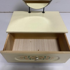 レトロ 花柄装飾のクリーム色 卓上ミラー 木製 鏡 ミニドレッサー アンティーク 希少 レア　中古の画像