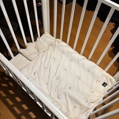 カトージ ベビーベッドの画像