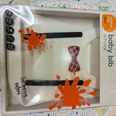 お食事用エプロンとベビーマグの画像