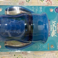 お食事用エプロンとベビーマグの画像