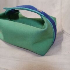 緑のポーチの画像