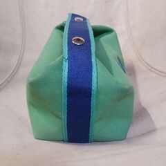 緑のポーチの画像