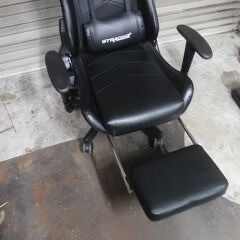 GTRACING ゲーミングチェア ブラック クッション付き ・オットマン付きリクライニング・昇降機能付きの画像