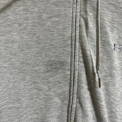 アンダーアーマー　グレーパーカーの画像