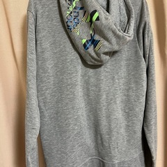 アンダーアーマー　グレーパーカーの画像