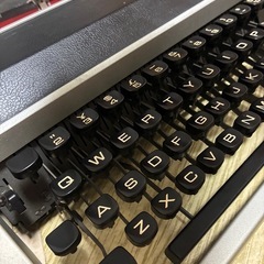 【アンティーク】インテリアとしてのタイプライターの画像