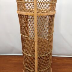 ラタンの丸型コーナーラックの画像