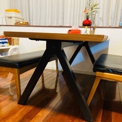 ダイニングテーブルの画像