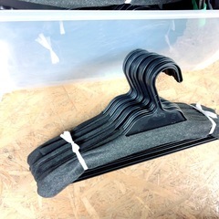 【大量】滑り止めハンガーまとめ売り♡衣替えに ハンガー 洋服 ブラック 黒の画像