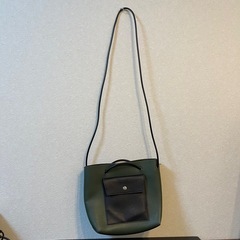 秋冬に！ショルダーバック　カーキの画像
