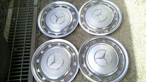 クラシツクMベンツ.スチールホイル用キャツプ4枚の出品です