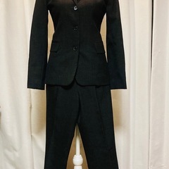 # 4点セット (7号) 黒　パンツスーツ・ジャンパースカート・ブラウスの画像