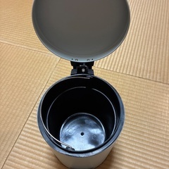 ペダルのゴミ箱の画像