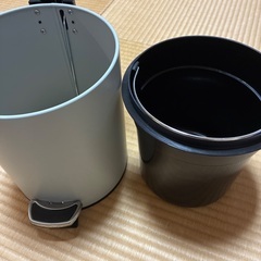ペダルのゴミ箱の画像