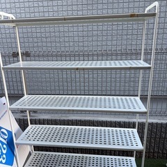 白い収納棚の画像