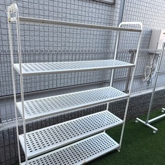 白い収納棚の画像