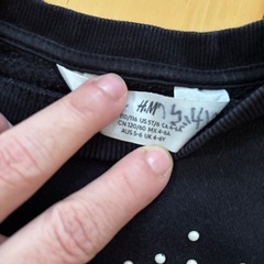 4-6才用　黒セーター　ハート柄の画像