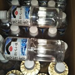 サービス3本つきます。コープ志布志の水　Cおいしい水５５５ｍｌのペットボトル入り24本箱プラス3本。の画像