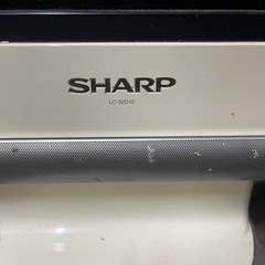 【無料】SHARP AQUOS 32型テレビ 2台まとめて／通電確認済み・壁掛け＆スタンド付きの画像