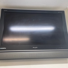 【無料】SHARP AQUOS 32型テレビ 2台まとめて／通電確認済み・壁掛け＆スタンド付きの画像