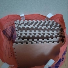 中古ジョイントマット・茶白組み合わせ18枚⭐︎取りに来てくださる方の画像