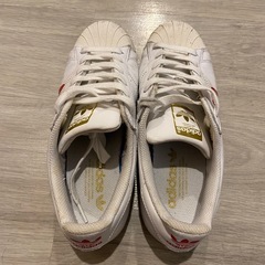 adidasスニーカーの画像
